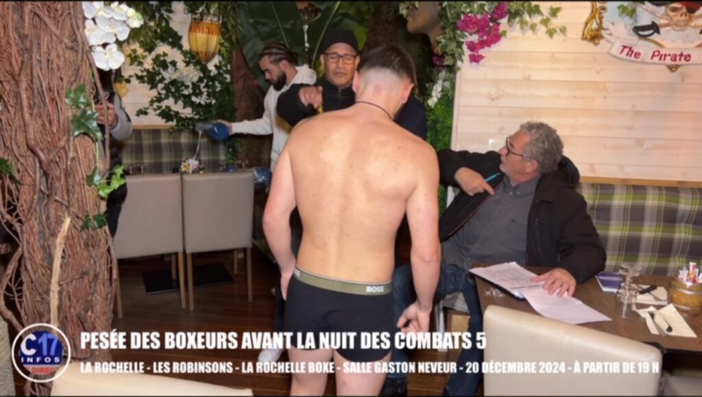 Pesée des boxeurs avant la Nuit des combats V